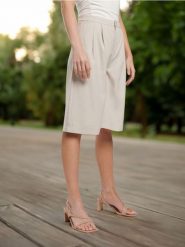 Szorty eleganckie - kremowy. Białe szorty damskie Sinsay, bez wzorów, ze skóry, eleganckie. Za 49.99 zł.