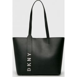 Dkny - Torebka skórzana. Czarne torebki klasyczne damskie DKNY, bez wzorów, z materiału, średnie, bez dodatków. W wyprzedaży za 899.90 zł.
