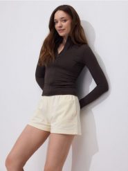 Bawełniane szorty - kremowy. Białe szorty damskie Reserved, bez wzorów, z bawełny. Za 39.99 zł.