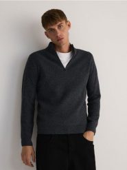 Sweter ze stójką - ciemnoszary. Szare swetry męskie Reserved, l, bez wzorów, z dzianiny, bez kołnierzyka. W wyprzedaży za 69.99 zł.