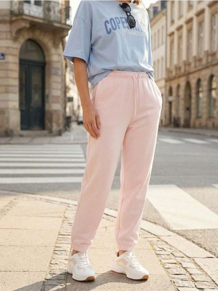 Spodnie dresowe jogger - różowy. Czerwone spodnie sportowe damskie Sinsay, l, z dresówki. W wyprzedaży za 25.99 zł.