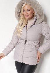 Jasnoszara Pikowana Kurtka Zimowa z Paskiem i Kapturem z Futrem z Możliwością Odpięcia Toriella. Szare kurtki damskie Born2be, na zimę, l, bez wzorów, z jeansu. Za 139.99 zł.