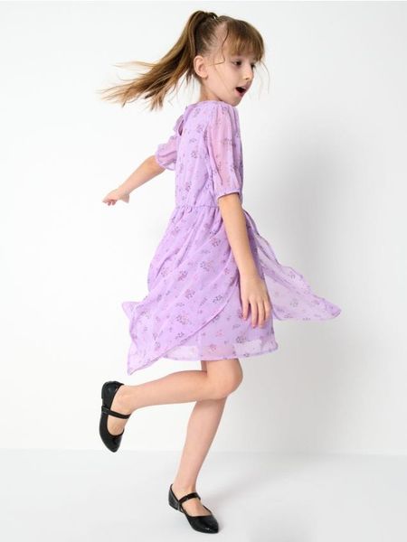 Sukienka w kwiatowy wzór - wielobarwny. Sukienki dziewczęce Sinsay, bez wzorów, bez ramiączek. W wyprzedaży za 7.99 zł.