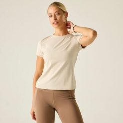 Damska koszulka z krótkim rękawem Refresh, szybkoschnąca i aktywna. Białe t-shirty damskie Dare 2b, bez wzorów, z elastanu, bez kołnierzyka. W wyprzedaży za 99.99 zł.