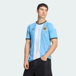 Koszulka Argentyna Messi 26. Niebieskie t-shirty sportowe męskie Adidas, l, z dzianiny, bez ramiączek, do piłki nożnej, climacool (adidas). Za 439.00 zł.