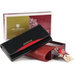 Skórzany portfel czarny Peterson PTN BC-467-BLACK RED. Czarne portfele damskie Peterson, bez wzorów, z lakierowanej skóry. Za 124.00 zł.