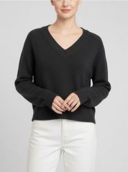 Sweter z dekoltem V - czarny. Czarne swetry klasyczne damskie Sinsay, l, bez kołnierzyka. Za 49.99 zł.