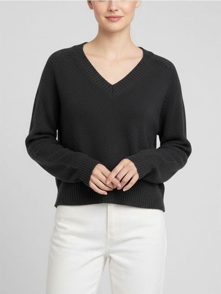 Sweter z dekoltem V - czarny. Czarne swetry klasyczne damskie Sinsay, l, bez kołnierzyka. Za 49.99 zł.