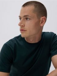 T-shirt slim z bawełny pima - ciemnozielony. Zielone t-shirty męskie Reserved, l, bez wzorów, z bawełny, bez kołnierzyka. W wyprzedaży za 59.99 zł.