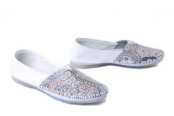 MACIEJKA 1930W-66/00-0 biały + etniczne wzory, baleriny damskie. Białe baleriny damskie Maciejka, bez wzorów, ze skóry, bez obcasa. Za 219.90 zł.