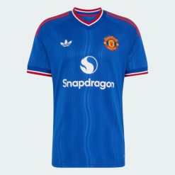 Koszulka piłkarska ADIDAS Manchester United 26/27 wyjazdowa. Bluzki sportowe damskie Adidas, l, z materiału, bez kołnierzyka, bez ramiączek. Za 439.99 zł.