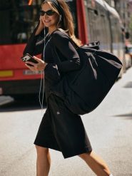 4F Torba treningowa (ok. 35 L) 4F x Anna Lewandowska - czarna Uniwersalny. Czarne torebki klasyczne damskie 4f, bez wzorów, bez dodatków. Za 249.99 zł.