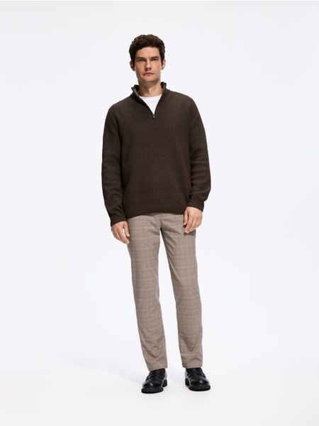 Sweter z rozpinanym golfem - ciemnobrązowy. Brązowe swetry męskie Reserved, l, bez wzorów, z dzianiny, bez kołnierzyka. Za 149.99 zł.