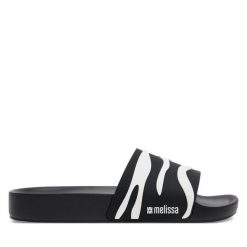 Klapki Melissa. Czarne klapki damskie Melissa, bez wzorów, bez obcasa. Za 219.99 zł.