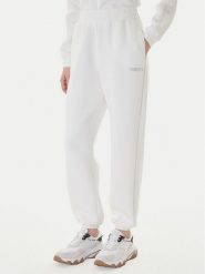 Guess Spodnie dresowe Cecilia V4BB13 K7UW2 Biały Regular Fit. Białe spodnie dresowe damskie Guess, m, z aplikacjami, z dresówki. Za 234.99 zł.