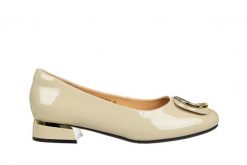 Półbuty Loretta Vitale E40305B Beige 514251, Beżowy, Skóra lakierowana - 36. Brązowe półbuty damskie Loretta Vitale, bez wzorów, z lakierowanej skóry, eleganckie, bez obcasa, na obcasie. W wyprzedaży za 242.10 zł.