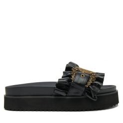 Klapki Versace Jeans Couture. Czarne klapki damskie Versace Jeans Couture, bez wzorów, z jeansu, bez obcasa. Za 699.99 zł.
