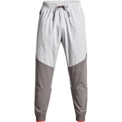 Spodnie dresowe Under Armour RUSH LEGACY WOVEN. Szare spodnie sportowe męskie Under Armour, z dresówki. Za 447.90 zł.