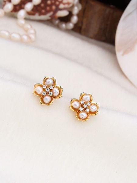 Pierres de Jade Pozłacane kolczyki-wkrętki z perłami i cyrkoniami rozmiar: onesize. Białe kolczyki damskie Pierres de Jade, z cyrkonią, pozłacane. Za 65.69 zł.