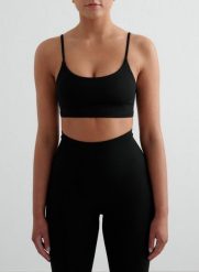 Damski biustonosz sportowy bezszwowy, lekkie wsparcie Shape czarny. Czarne biustonosze sportowe damskie Aim'n, bez wzorów, z dzianiny. Za 169.00 zł.