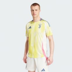 Koszulka Juventus 24/25 Away Authentic. Żółte t-shirty sportowe męskie Adidas, xl, z materiału, bez ramiączek, do piłki nożnej. W wyprzedaży za 489.30 zł.