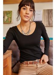 Olalook Bluzka w kolorze czarnym rozmiar: XL. Czarne bluzki damskie Olalook, xl, bez wzorów, bez kołnierzyka, bez ramiączek. Za 43.47 zł.