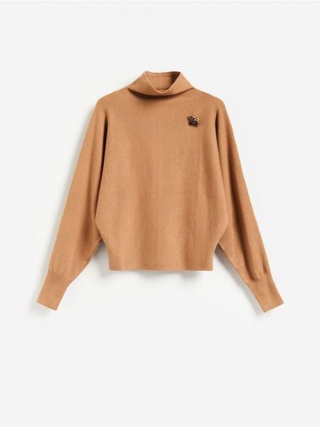 Sweter z ozdobnym detalem - beżowy. Brązowe swetry klasyczne damskie Reserved, l, z dzianiny, bez kołnierzyka. Za 149.99 zł.