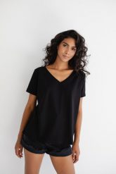 T shirt z dekoltem w kształcie V w kolorze CZARNYM - V NECK-M. Czarne t-shirty damskie Marsala, m, bez wzorów, z bawełny, bez kołnierzyka. Za 69.90 zł.