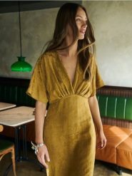 Sukienka kimono z lyocellem - warm olive. Zielone sukienki damskie Reserved, l, bez wzorów, z lyocellu, bez kołnierzyka, bez ramiączek, rozkloszowane. Za 399.99 zł.