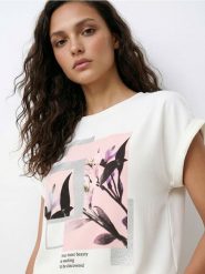 Koszulka z domieszką wiskozy i nadrukiem - kremowy. Białe t-shirty damskie Sinsay, l, bez wzorów, z wiskozy, bez kołnierzyka. Za 19.99 zł.