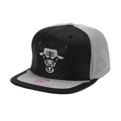 Czapka z daszkiem do koszykówki Mitchell & Ness NBA Chicago Bulls. Czapki męskie Mitchell & Ness, bez wzorów, sportowe. Za 149.00 zł.