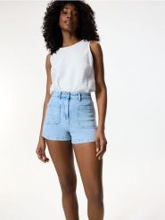 Jeansowe szorty z kieszeniami - niebieski. Niebieskie szorty damskie Reserved, bez wzorów, z bawełny. Za 89.99 zł.