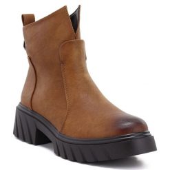 Botki damskie ocieplane camel M.Daszyński 2502. Brązowe botki damskie M.Daszyński, ze skóry ekologicznej, bez obcasa, bez zapięcia. Za 149.99 zł.