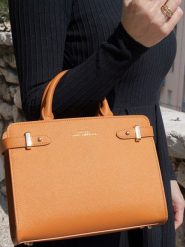 ATELIERS SAINT GERMAIN Skórzana torebka w kolorze karmelowym - 25,5 x 19,5 x 10,5 cm rozmiar: onesize. Brązowe torebki klasyczne damskie ATELIERS SAINT GERMAIN, bez wzorów, z materiału, bez dodatków. Za 565.99 zł.