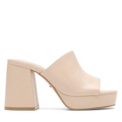 Klapki DeeZee. Brązowe klapki damskie DeeZee, bez wzorów, bez obcasa. Za 159.99 zł.