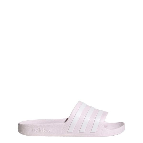 Klapki adilette Aqua. Białe klapki damskie Adidas, bez wzorów, bez obcasa. Za 99.95 zł.