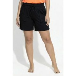 Damskie Spodenki funkcjonalne filtr SPF 50+ elastyczny pas kieszenie bufiaste. Czarne szorty damskie Ulla Popken, bez wzorów, z materiału, sportowe. Za 199.99 zł.