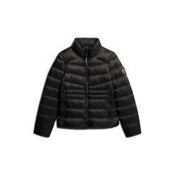 Damska kurtka puchowa Superdry Fuji. Czarne kurtki damskie Superdry., na zimę, bez wzorów, z puchu, bez kaptura. Za 569.95 zł.
