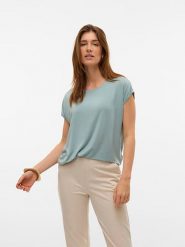 Vero Moda Koszulka w kolorze błękitnym rozmiar: XL. Niebieskie bluzki damskie Vero Moda, xl, bez wzorów, bez kołnierzyka, bez ramiączek. Za 65.69 zł.