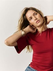 T-shirt z poduszkami na ramionach - intenstywna czerwień. Czerwone t-shirty damskie Reserved, l, bez wzorów, z dzianiny, bez kołnierzyka. Za 99.99 zł.