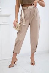 Spodnie Summer Punto z zapięciem na nogawkach jasno camelowe. Spodnie materiałowe damskie KESI, bez wzorów, z bawełny, eleganckie, plus size. Za 204.91 zł.