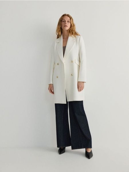 Dwurzędowy płaszcz z wiskozą - złamana biel. Płaszcze damskie Reserved, l, bez wzorów, z tkaniny. W wyprzedaży za 89.99 zł.