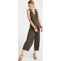 Kombinezon z prążkowanej dzianiny - Khaki. Brązowe kombinezony damskie Reserved, l, bez wzorów, z dzianiny, bez kołnierzyka, bez ramiączek. Za 139.99 zł.