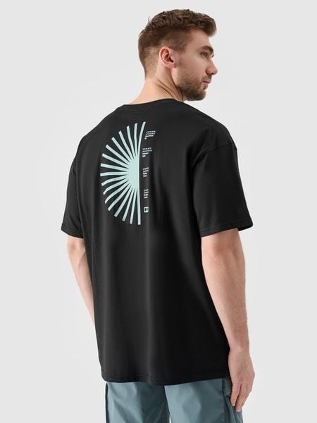 4F T-shirt oversize z nadrukiem męski - czarny XL. Czarne t-shirty męskie 4f, m, bez wzorów, z bawełny, bez kołnierzyka. W wyprzedaży za 39.99 zł.