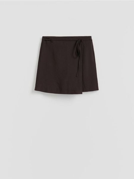 Spódnico-szorty z wiskozą - ciemnobrązowy. Brązowe szorty damskie Reserved, bez wzorów, z tkaniny. Za 89.99 zł.