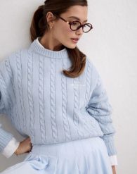 Damski sweter warkoczowy, luźny krój, z okrągłym dekoltem Club niebieski. Niebieskie swetry klasyczne damskie Aim'n, l, z bawełny, bez kołnierzyka. Za 339.00 zł.