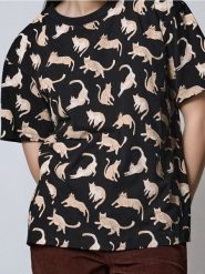 Koszulka z motywem kotów - czarny. Czarne t-shirty damskie Sinsay, l, bez wzorów, bez kołnierzyka. Za 25.99 zł.