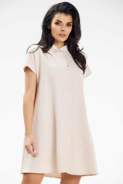 Trapezowa sukienka mini z pękniętym dekoltem beżowa. Brązowe sukienki damskie Awama, m, bez wzorów, eleganckie, bez kołnierzyka, bez ramiączek, mini, trapezowe. Za 289.00 zł.