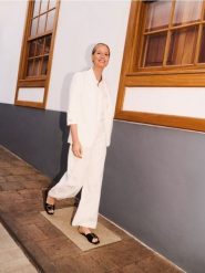 Klapki z klamrami - czarny. Czarne klapki damskie Reserved, bez wzorów, bez obcasa. Za 59.99 zł.