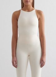 Damski stanik sportowy halter, wyjmowane wkładki, laserowe brzegi Sense kremowy. Białe biustonosze sportowe damskie Aim'n, bez wzorów, z elastanu. Za 254.00 zł.